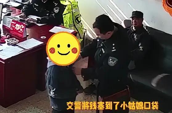 聋哑母亲接娃剐蹭汽车，带儿女报警，交警看孩子们衣着单薄，悄悄塞给小姑娘200元
