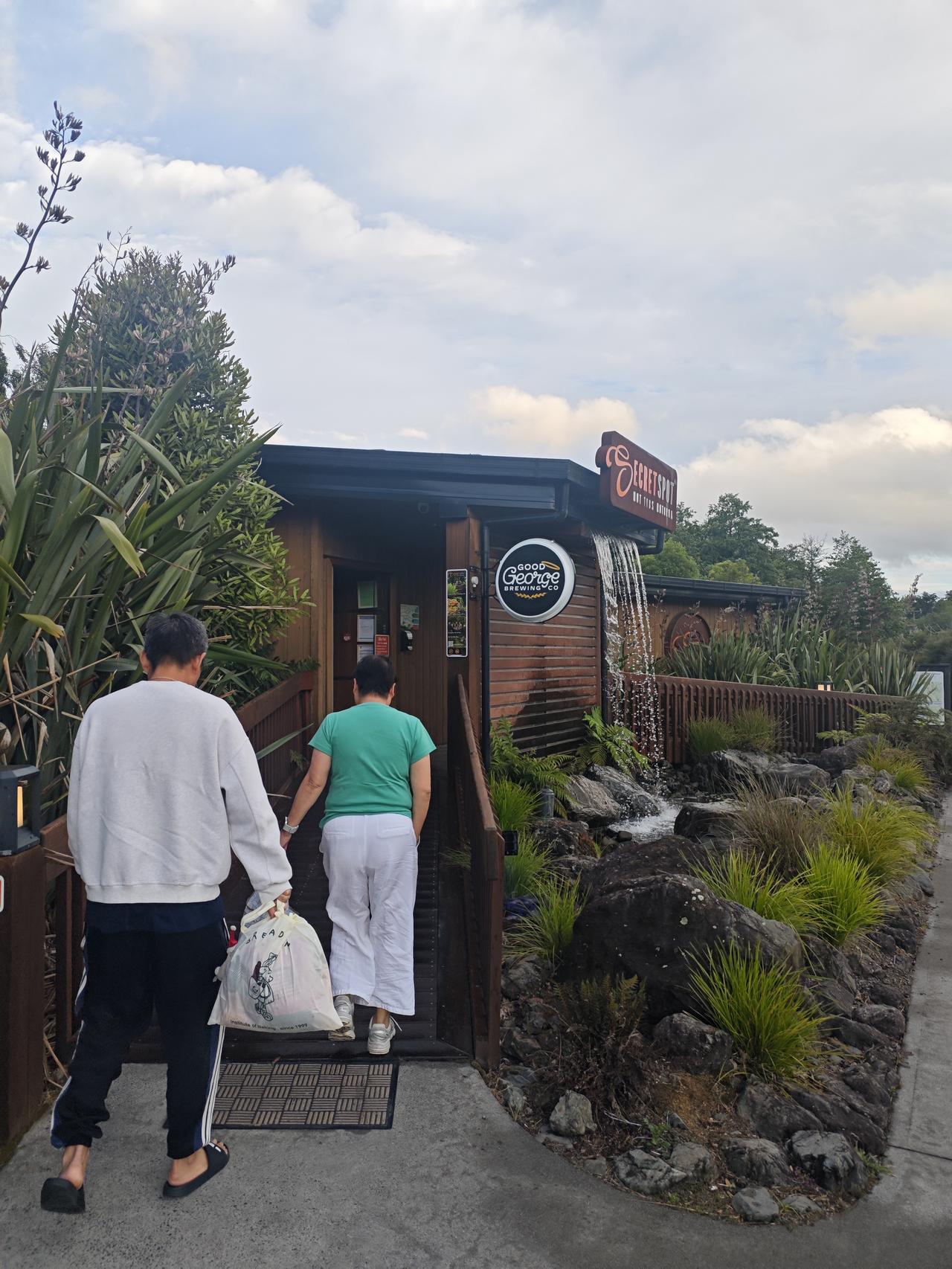 泡泡森林温泉离开罗托鲁瓦大排档，来到了预定的这家森林温泉酒店。这里是地热城，