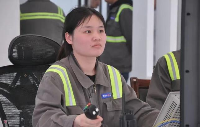 28岁211法学女毕业生李丽，考公失败、做实习律师工资低微，最终跨行去宁波北仑码