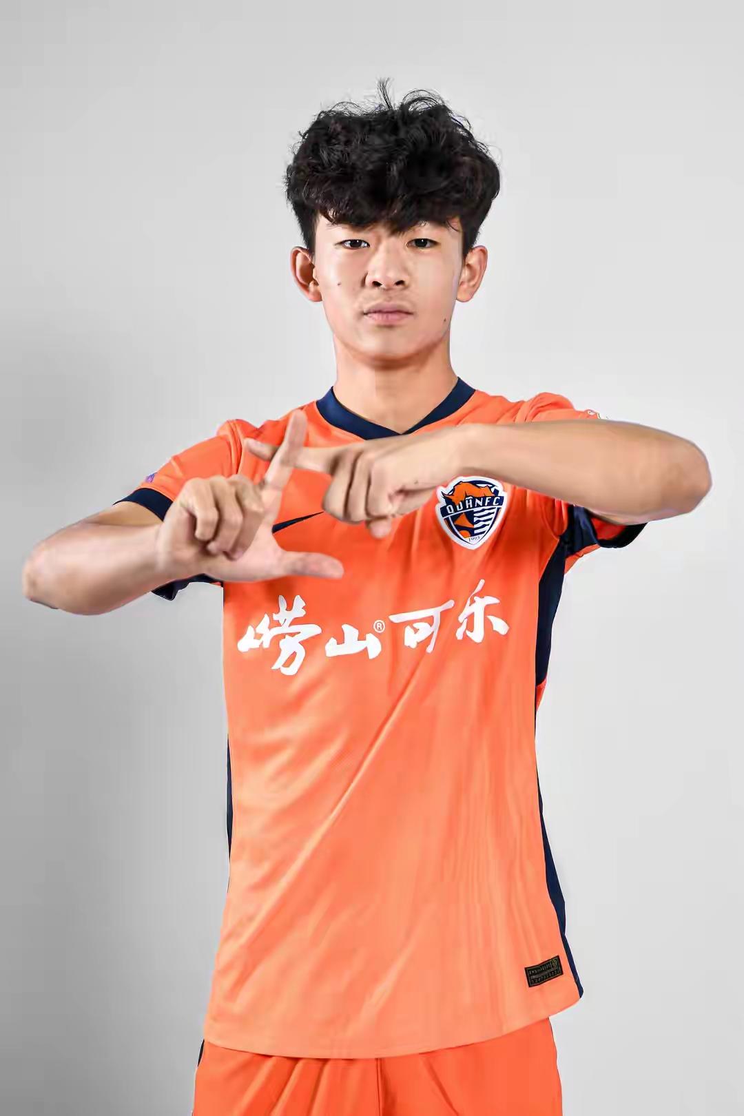 我倒觉得董路害了邝兆雷，小时候小邝有优势，就带着到处踢什么欧洲球队，全部开大脚，