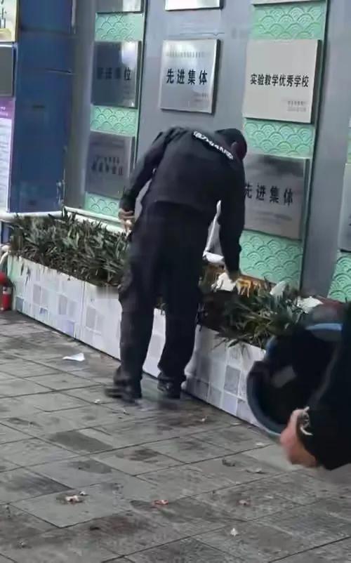 海南某中学保安扔学生外卖并撕标签，学校的反应让人唏嘘。近日，海南，有网友拍下