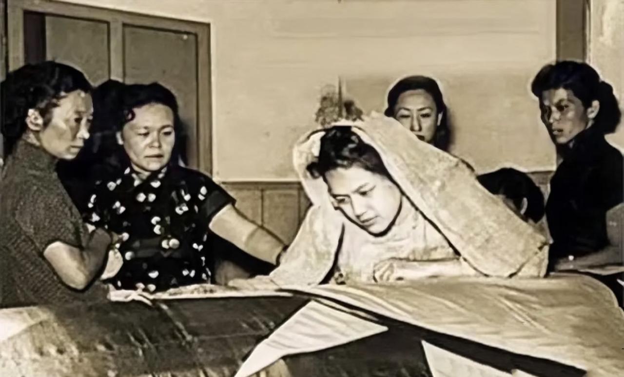 1954年台北殡仪馆，汤恩伯的上将葬礼按规格办完，蒋介石本人却并未亲临现场，听闻
