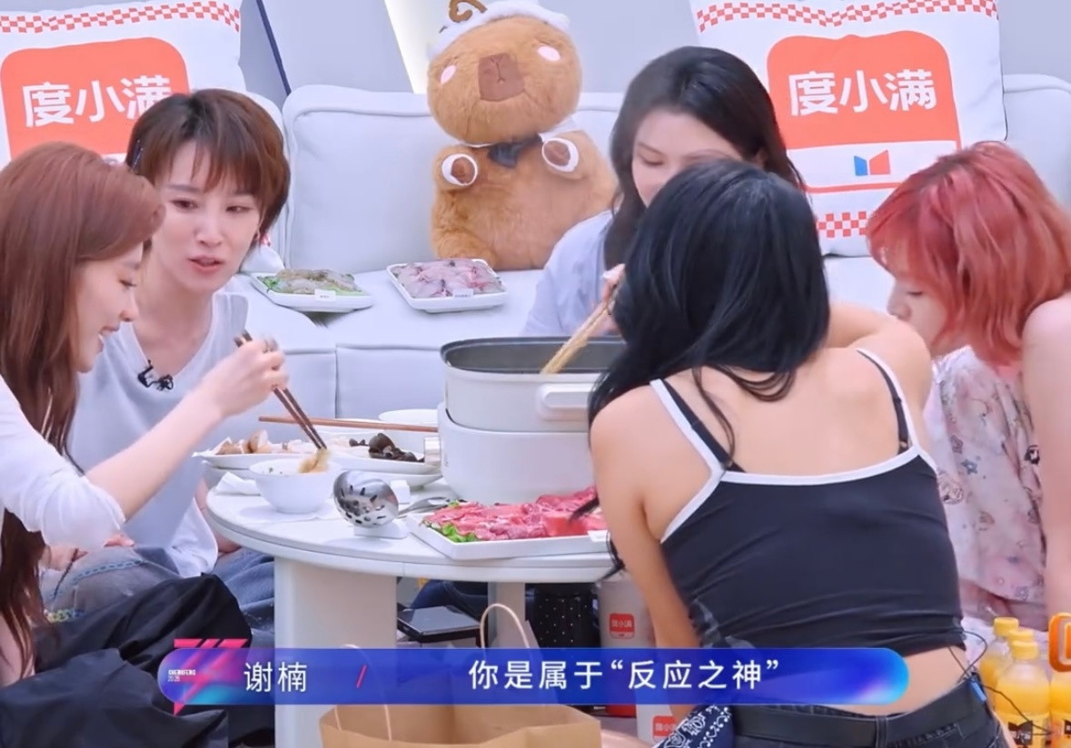 笑晕了，终于懂为啥乘风姐姐们全都爱逗张月！一开始看着冷冷淡淡的，结果反应慢半拍，