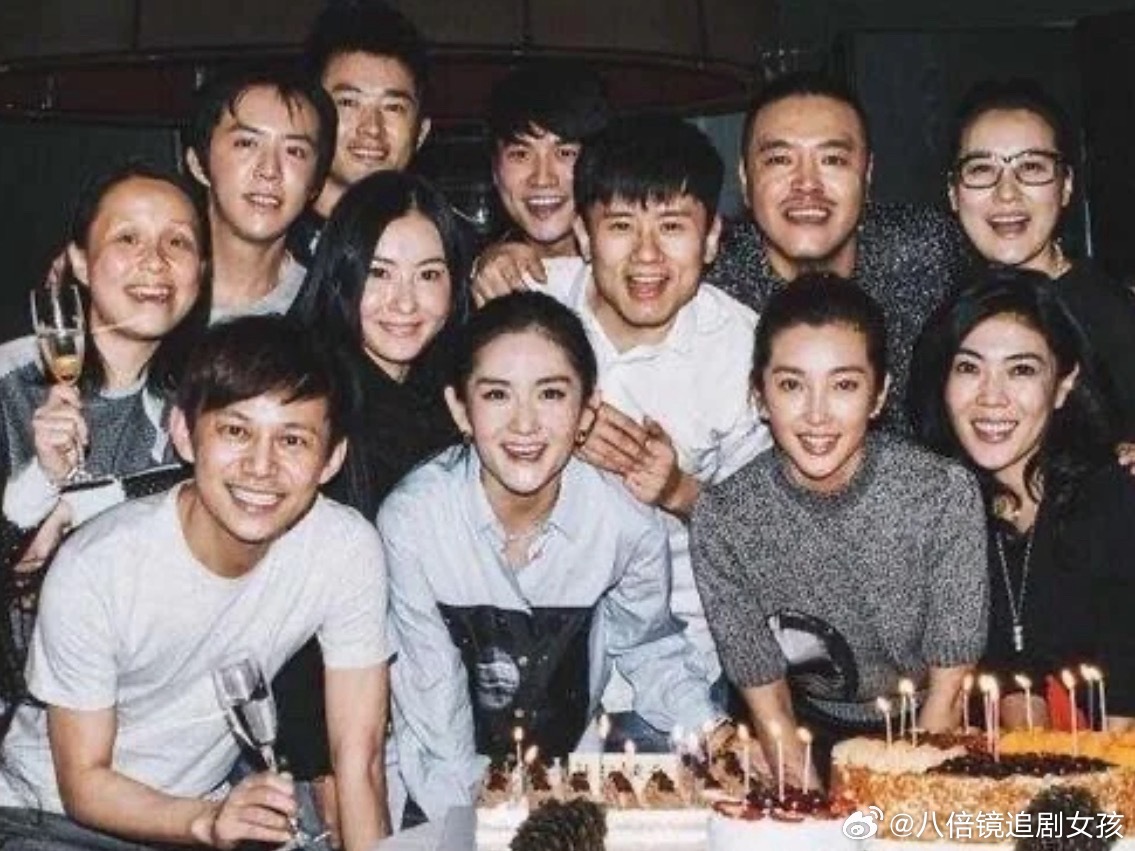 张杰庆32岁生日时的大合影众星云集的场面，张杰的生日会旧照，2014年，张杰32