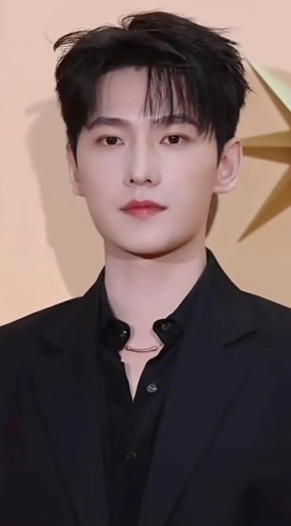 杨洋已经帅出国际了，杨洋的颜值在国际上也得到了认可，国外的很多媒体对他的颜值也大