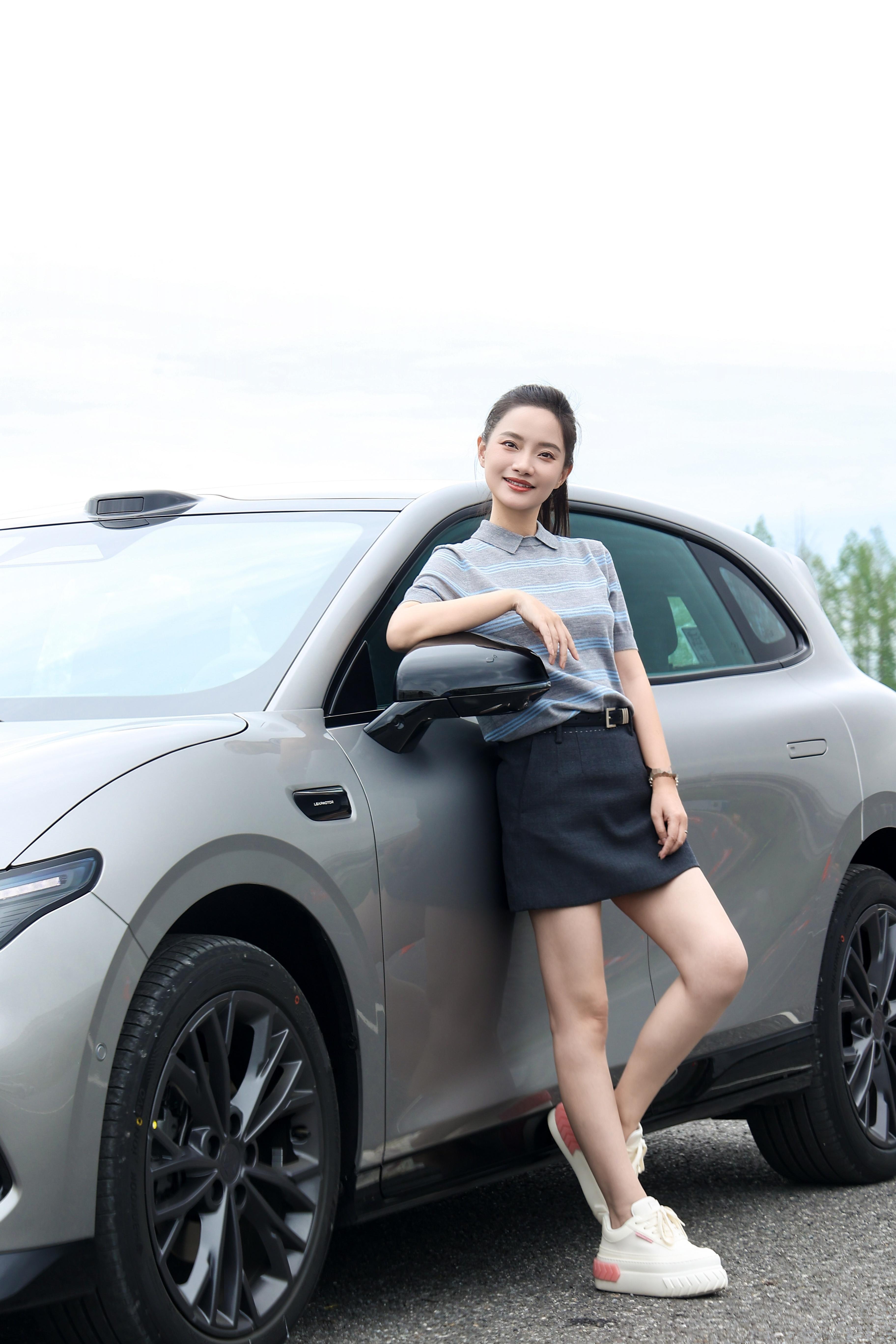 零跑Lafa5Ultra现场的官摄老师对我太好了，给我3个胆子都不敢这么P腿，