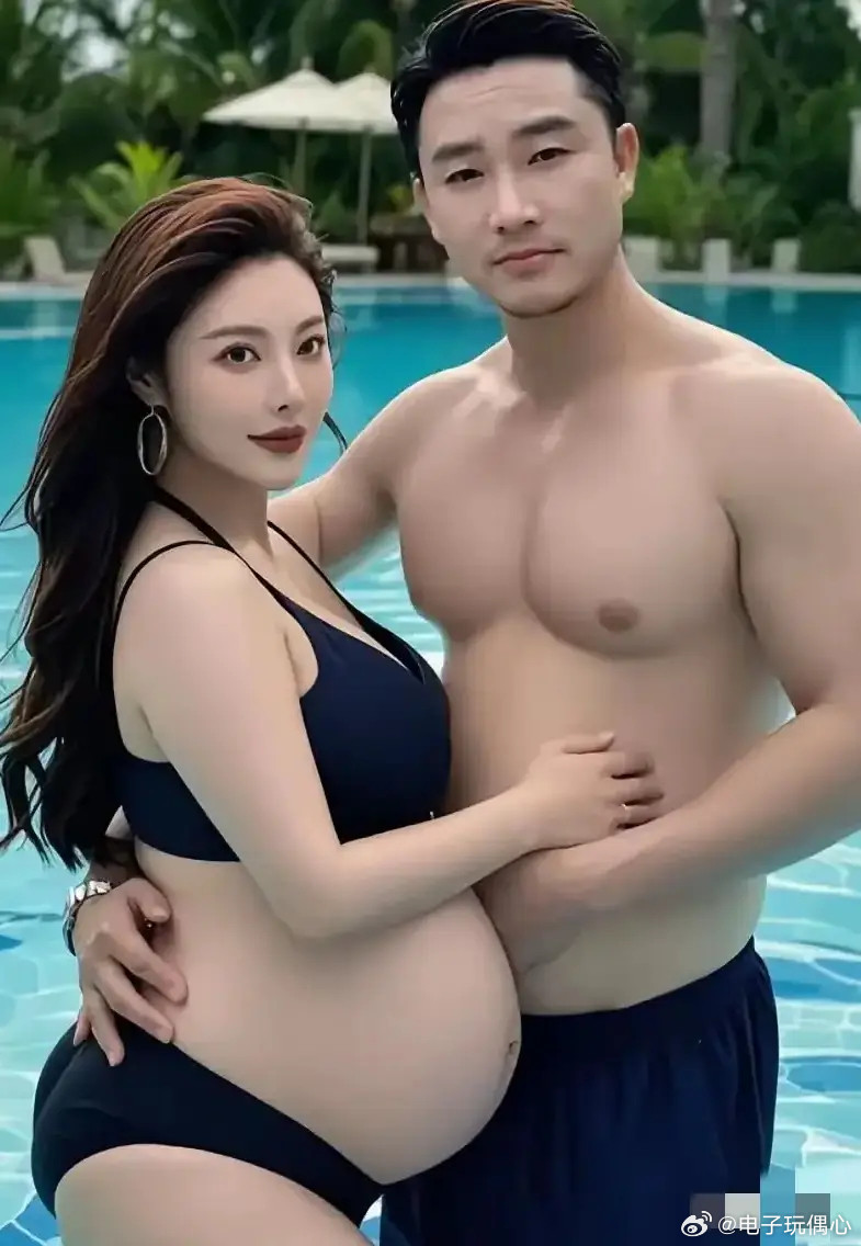 孕期泳池模样，披着长发，肚大如箩不见一丝妊娠纹，状态好到爆