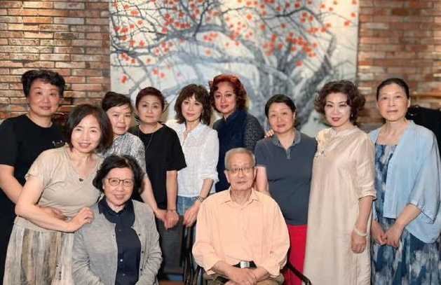刘嘉玲回苏州同学会：身价地位高仍低调，素妆站C位
