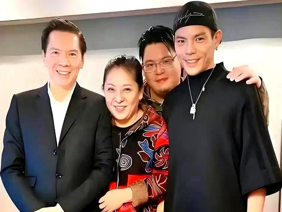 豪门最残酷的真相是，极度听话换不来权杖。向佐四十多年的人生像个精准执行的程