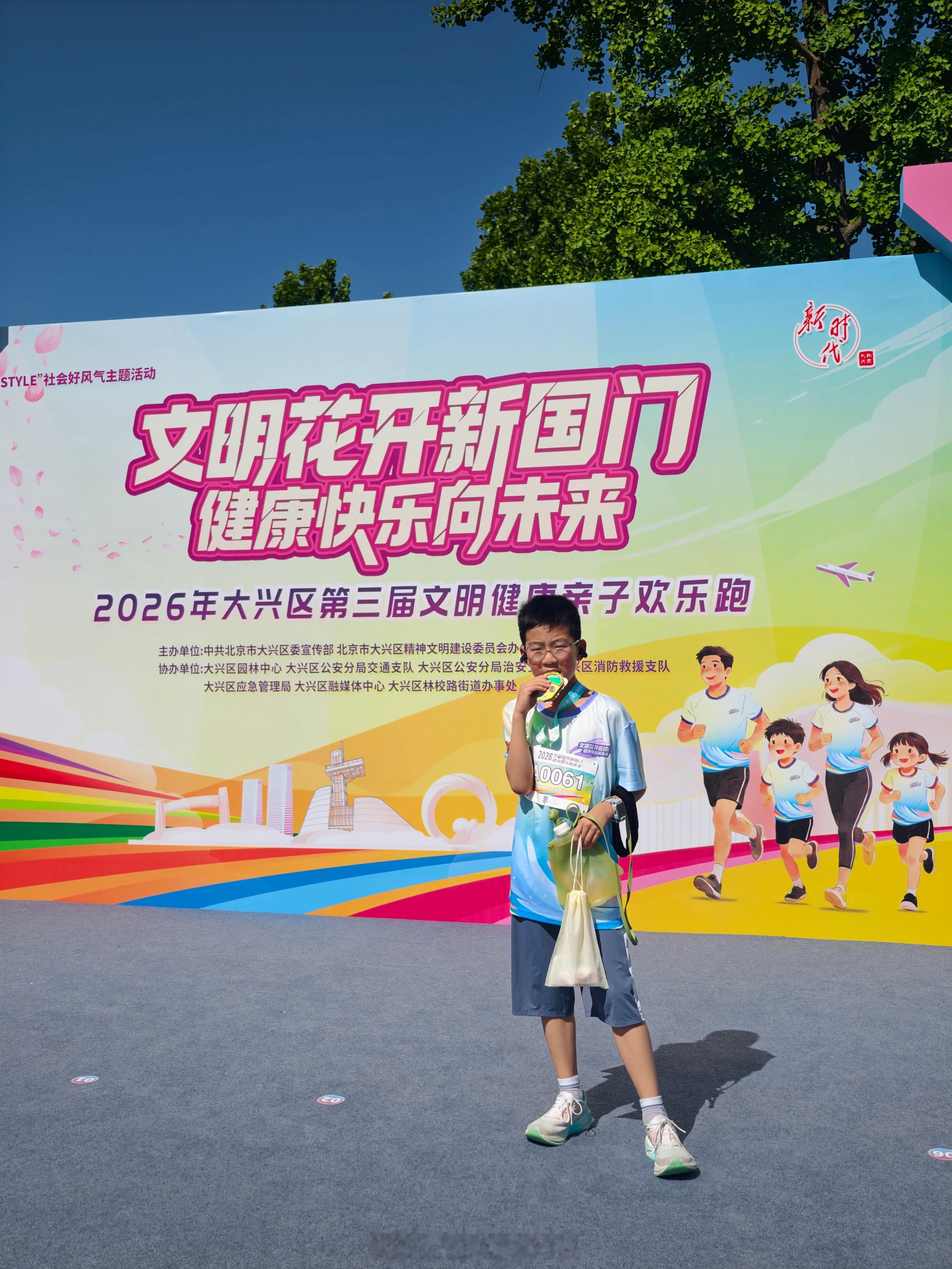 我以前带儿子跑步，他总是推三阻四，说累，怕热，还不断叫唤：爸爸你慢点儿。我鞭策，