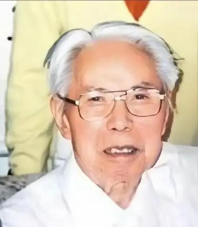 1949年，他在上海80天杀了300多人。1992年，他坐着轮椅回到浙江老家，对
