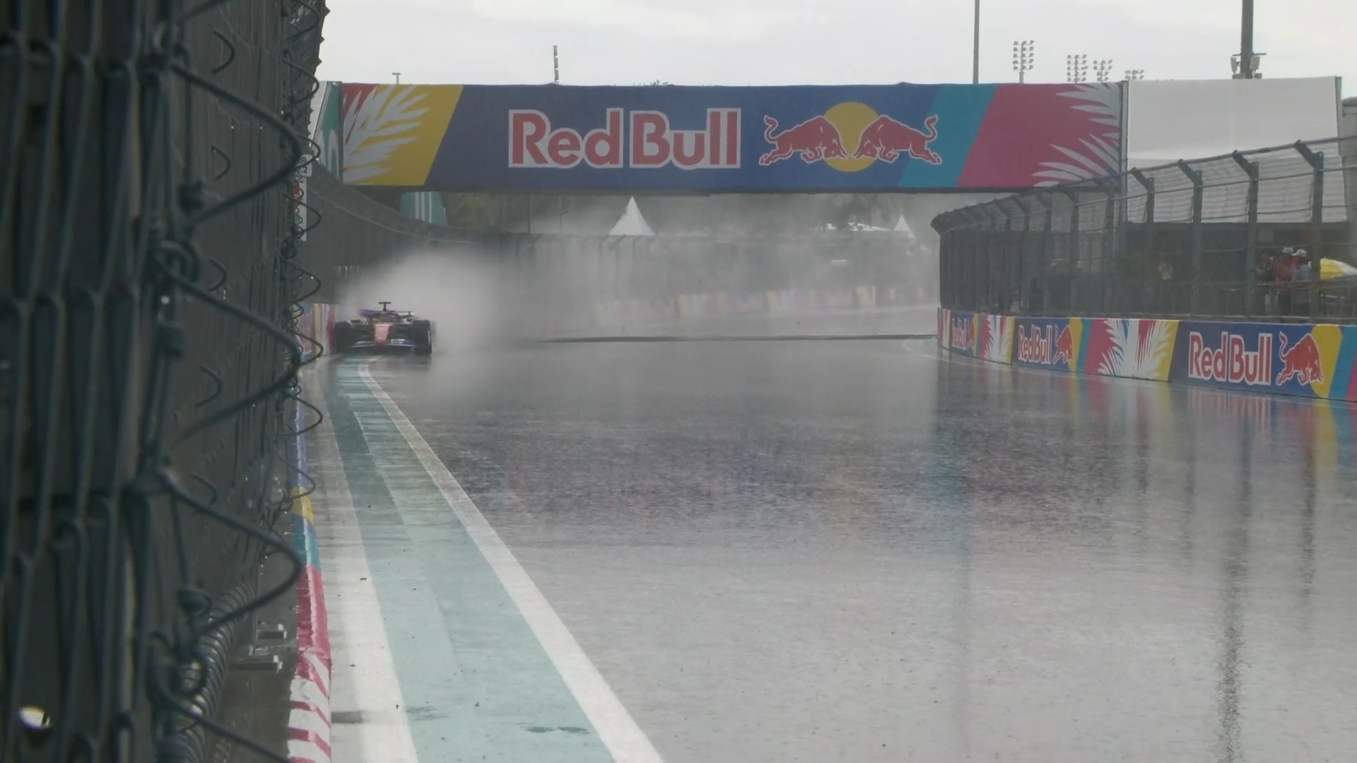 F1完蛋！雨太大了！赛前出场圈使用半雨胎的勒克莱尔上墙了……2025F1迈阿密