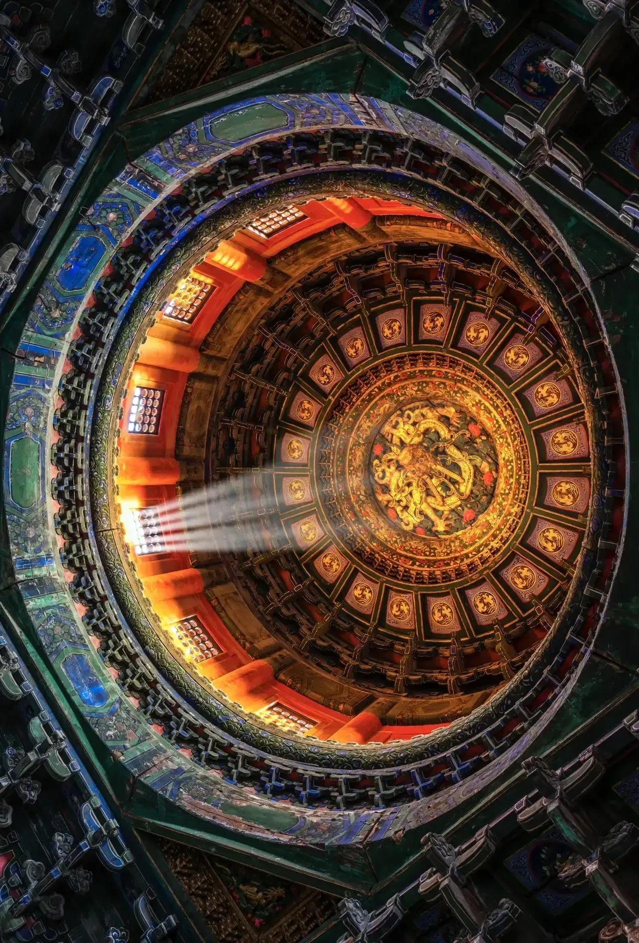 故宫代表了明清中国建筑最高峰。然而技术高度和工程高度不过如此。故宫只不过是一堆小