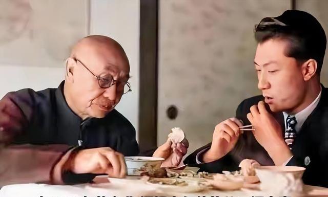 1958年，在台湾地区台北，阎锡山与儿子阎志惠早餐合影。照片中，桌上只有几碟腌菜