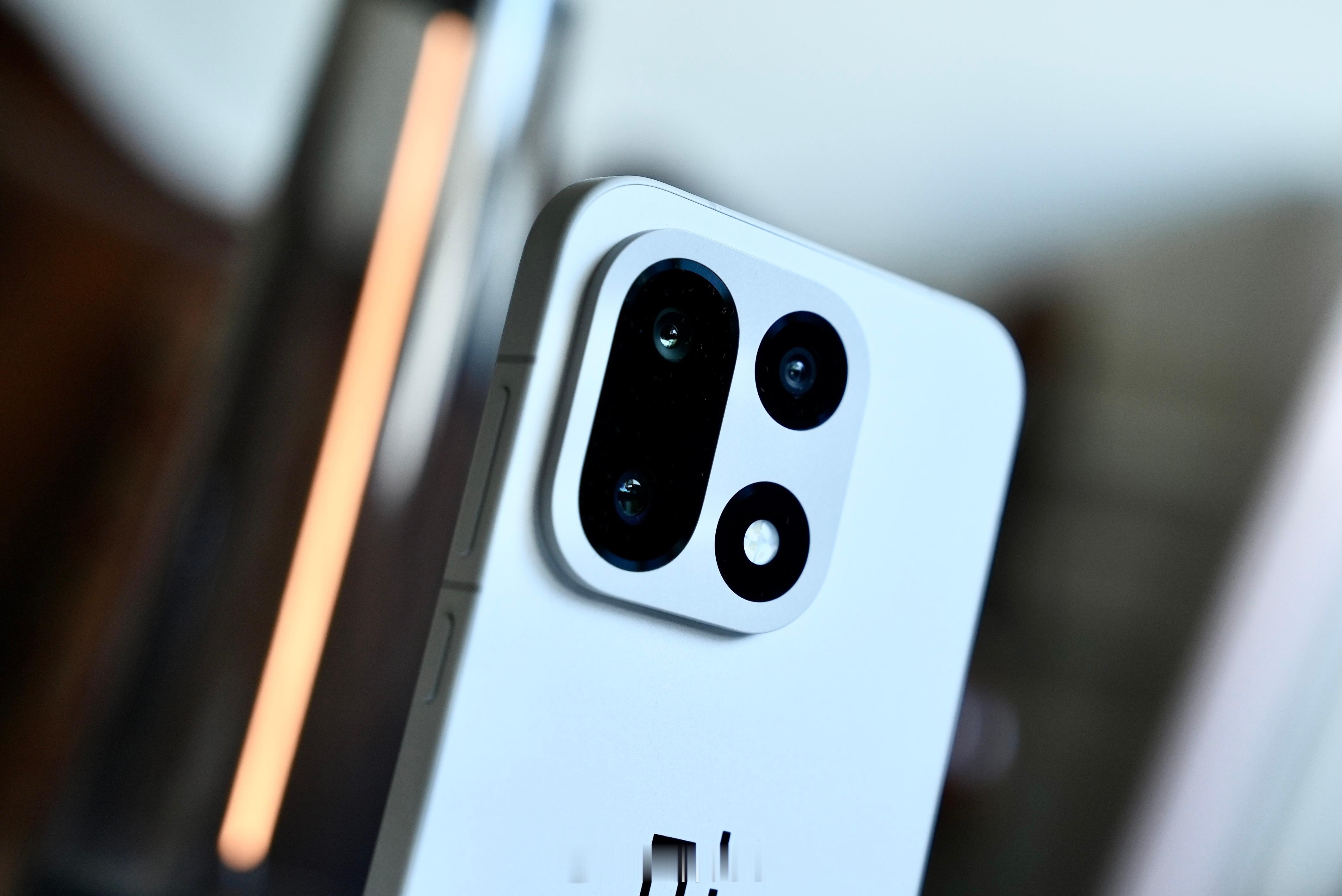 一加15上手实拍[滑稽笑]这款叫沙丘，侧面材质很亲肤舒适低饱和真好看，摄像头De