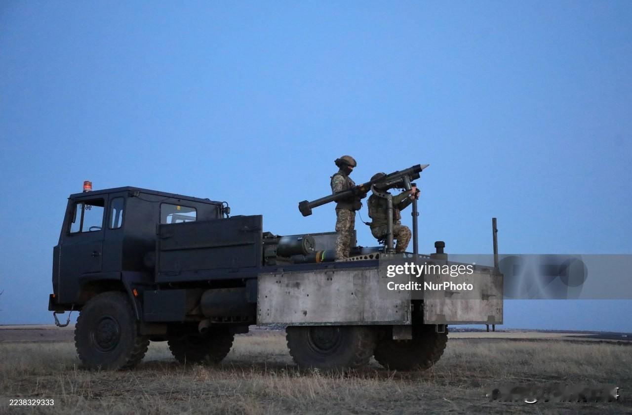 乌克兰防空机动小组,配备了法国的Mistral便携式防空系统,安装在瑞典Scan