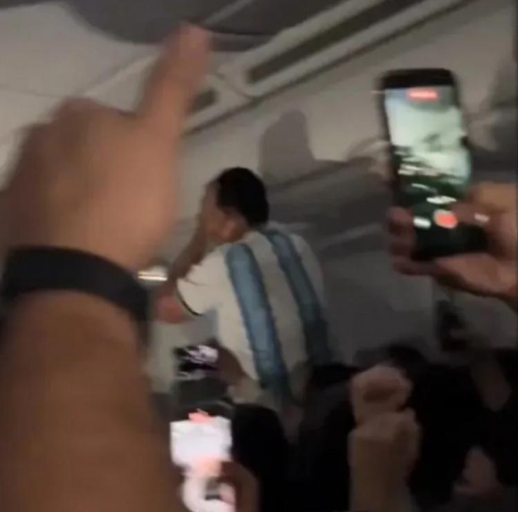 这玩笑有点开大了！世界杯结束后，不少阿根廷球迷搭乘航班返程，因为身处万米高空、没