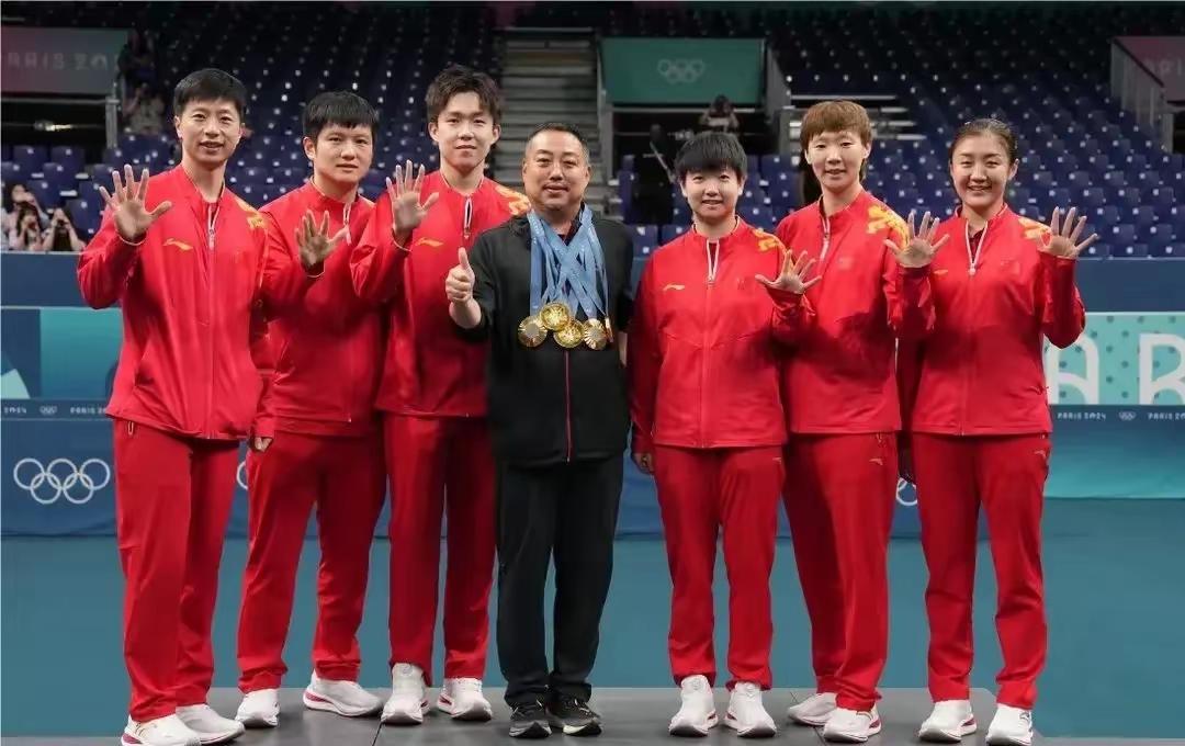 国乒合影时的站位可不是瞎站的，是有讲究的。比如巴黎奥运会上，刘国梁的左右两边是王