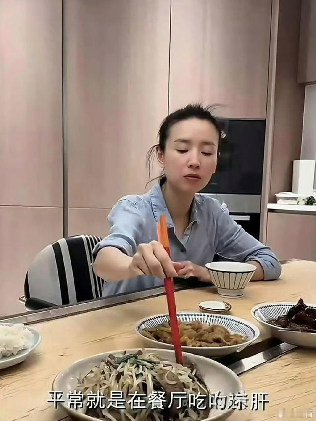 董洁家的桌子为什么会有条缝，这是什么公园座椅的设计？
