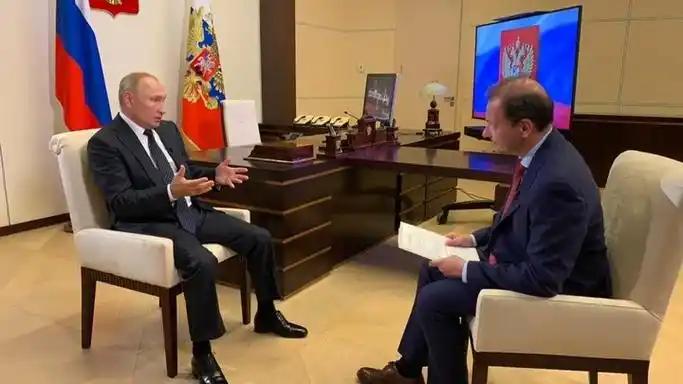 美国记者原本想给普京挖个大坑，他抛出的问题是："如果台海出现重大事态，俄罗斯到底
