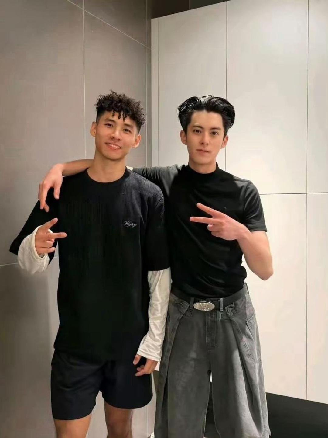王鹤棣跟素人一合照，对比太明显了。那脸小得啊，直接比旁边的人小一圈，身材比例也夸