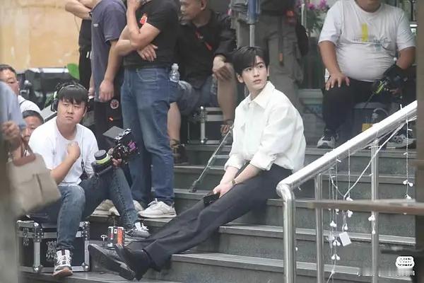 张凌赫的身高190大巨人