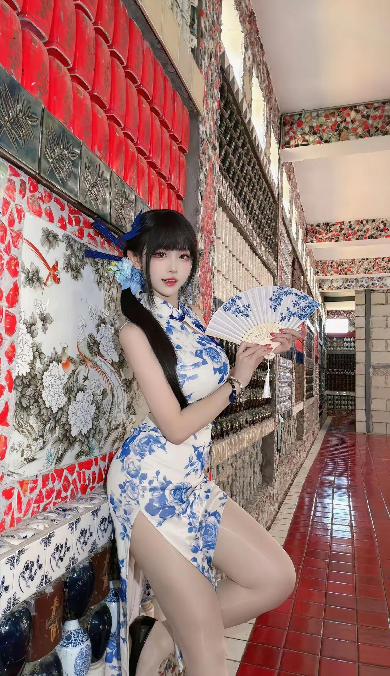 穿着旗袍的姑娘在摆拍。