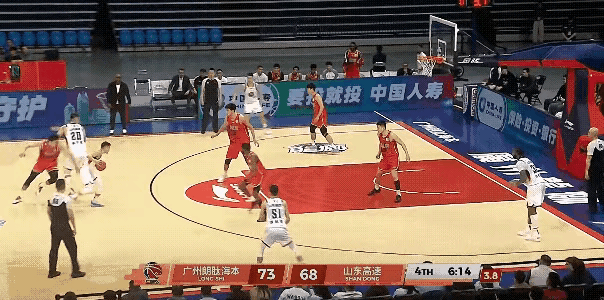 完蛋！高诗岩把邱彪气笑了。高诗岩作为当家控卫，最后一秒拿球后，居然头脑短路了，