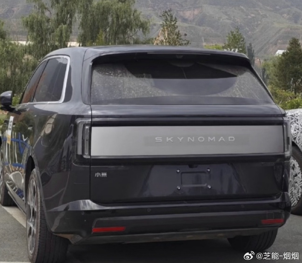 小米澎程无伪装实车曝光小米这个车具有"对坐模式"，车里座椅能面对面坐着，中间架