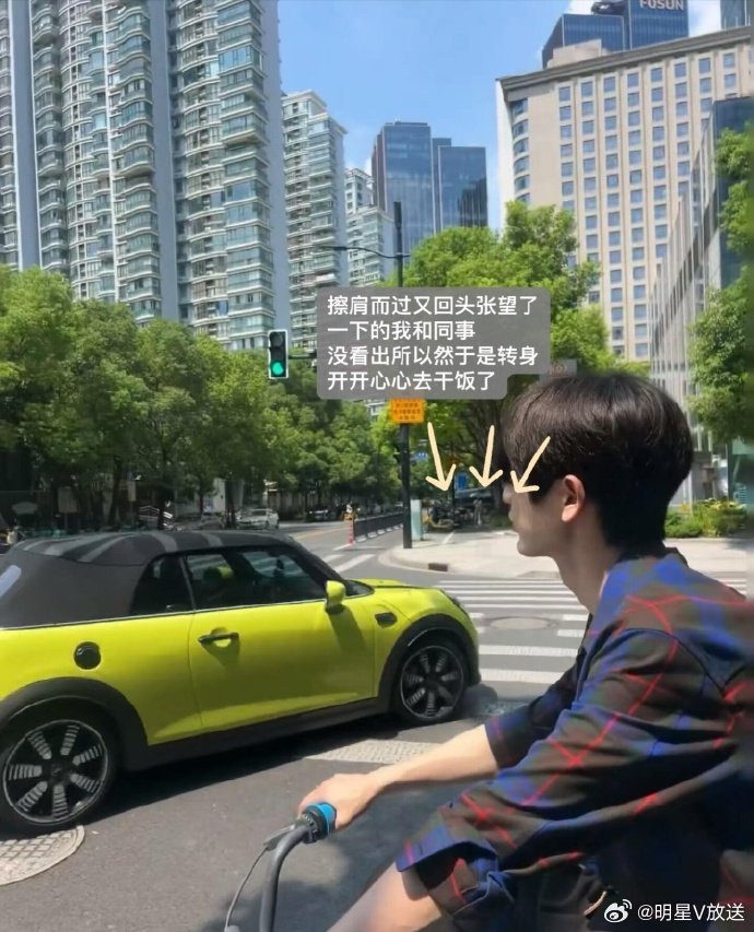 公司楼下偶遇张凌赫在张凌赫和干饭间选择了干饭网友在公司楼下遇到，却因为满脑子