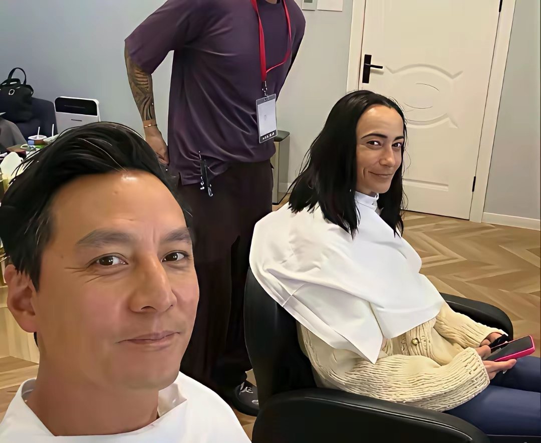 吴彦祖夫妇真的是越长越像了，五官都变得一模一样