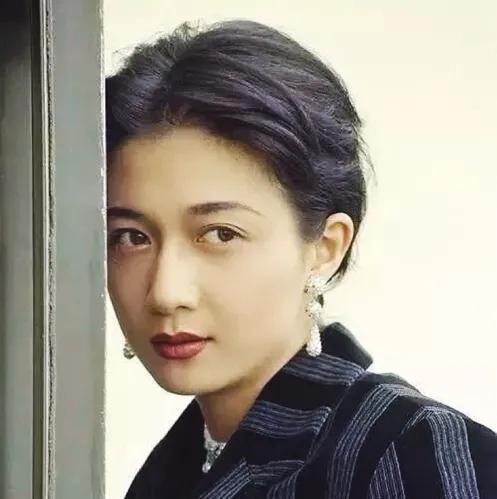当年，叶崇仁卖掉全部家当，买了个鸽子蛋钻戒，对吴绮莉说：“嫁给我，我一辈子对你好
