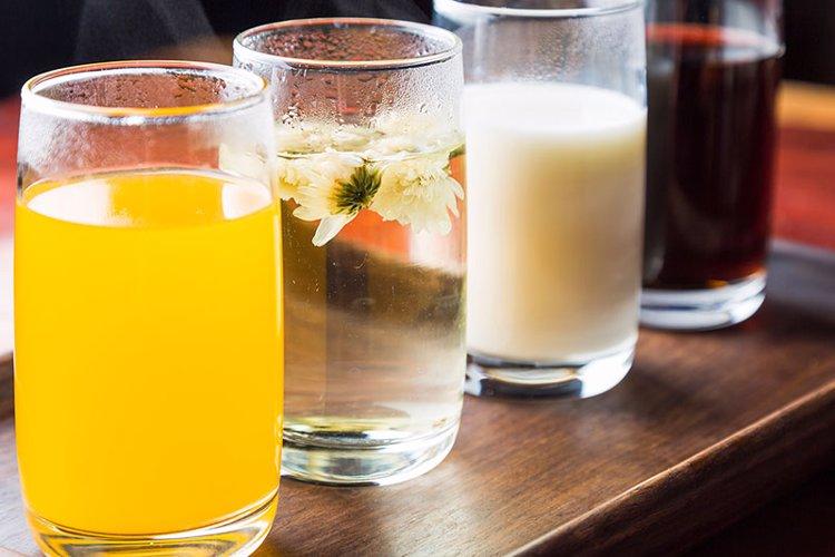 63岁老汉半夜心梗离世，医生提醒：夜间再口渴，也不要喝这3种水夜间心梗的发生