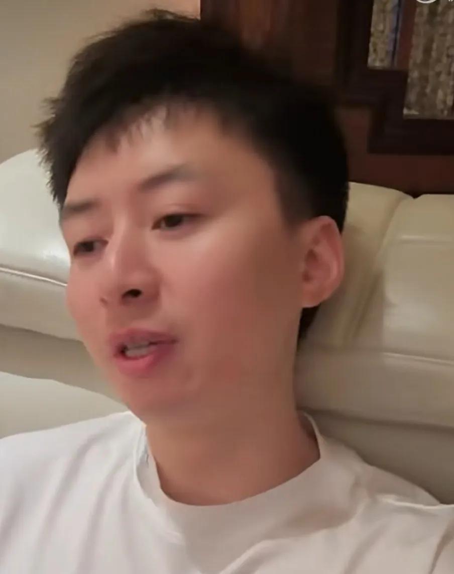 方博直播中分享追女孩子的经验，一定要胆大心细，该出手时就出手，关键时刻不能怂。他
