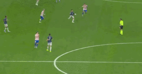 西蒙尼快被汉茨科坑惨了！[笑着哭][笑着哭][捂脸哭]上半场，回防推倒哲凯赖什，被