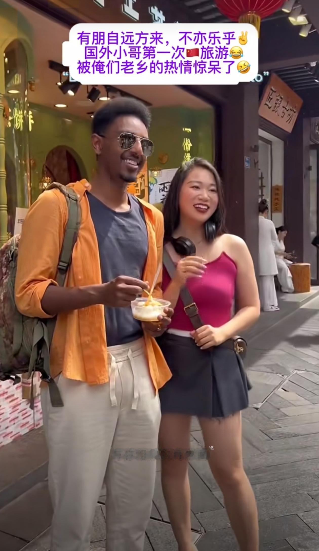 这是一位外国网友分享的视频，他第一次来华旅游，被中国人的热情惊呆了，走到哪都有人