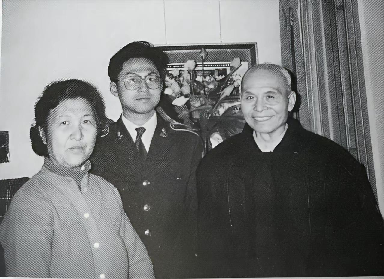1980年，特赦后的邱行湘飞台探亲。蒋经国那边得了信，派人扛来一捆钞票，堆得像座