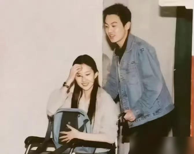 朱亚文的床，全班男生谁碰跟谁急，刘亦菲却能上去打滚儿。你想想，一个15岁就演