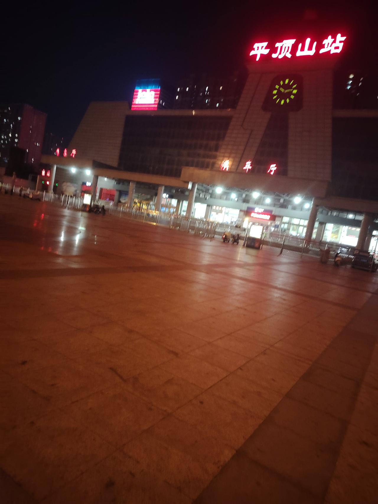 7月15日晚上十点多，平顶山市火车站西，做各种健身动作的人们大都散去，我们健身后