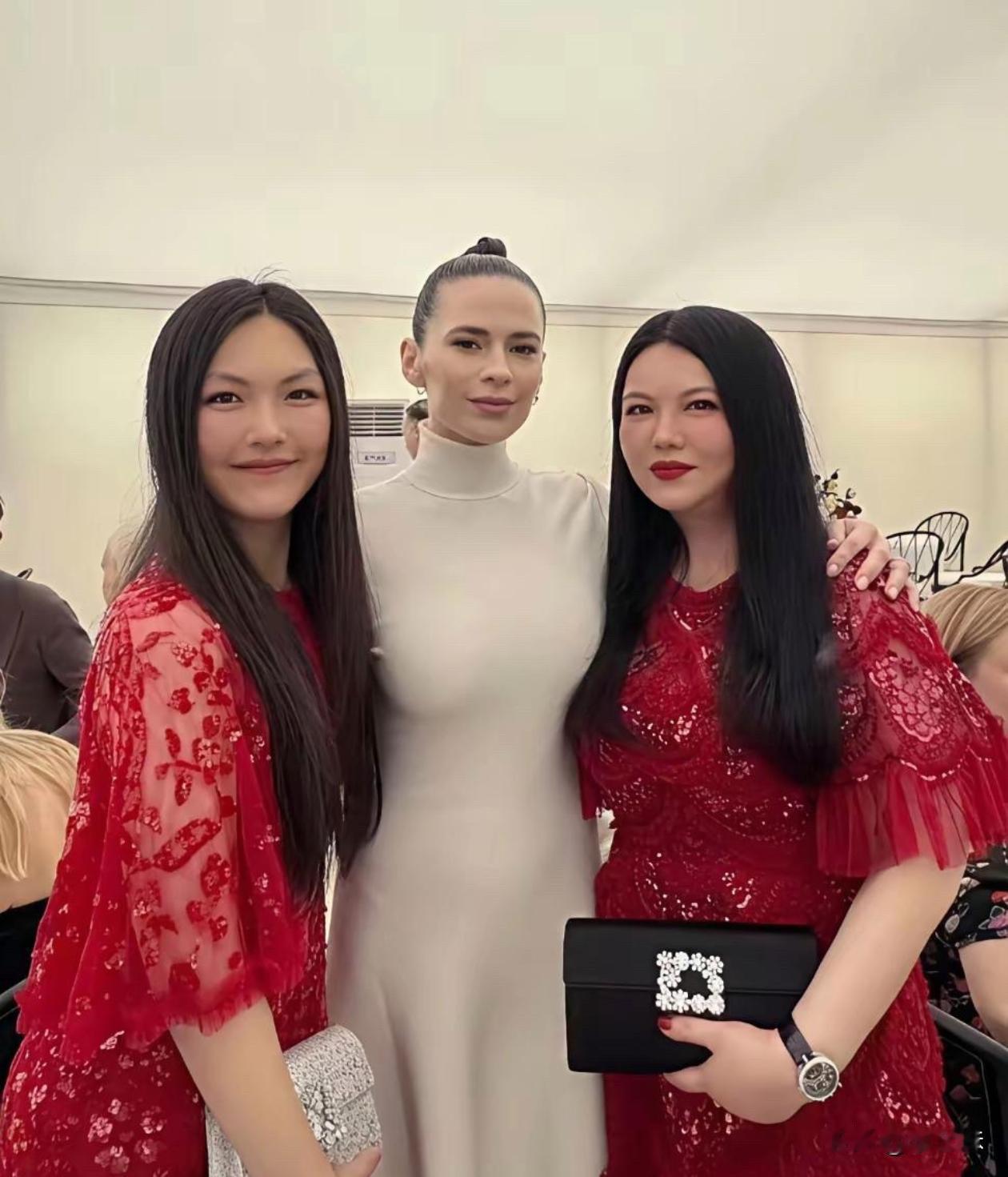不仔细看已经分辨不出他俩了