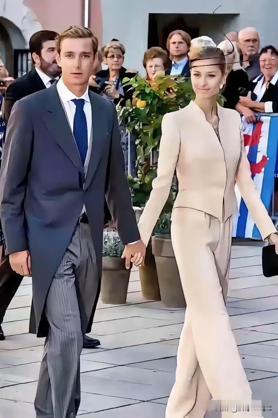 下面照片是摩洛哥王子与王妃的合影。这两位可谓是天造一对，地造一双！太有夫妻相了
