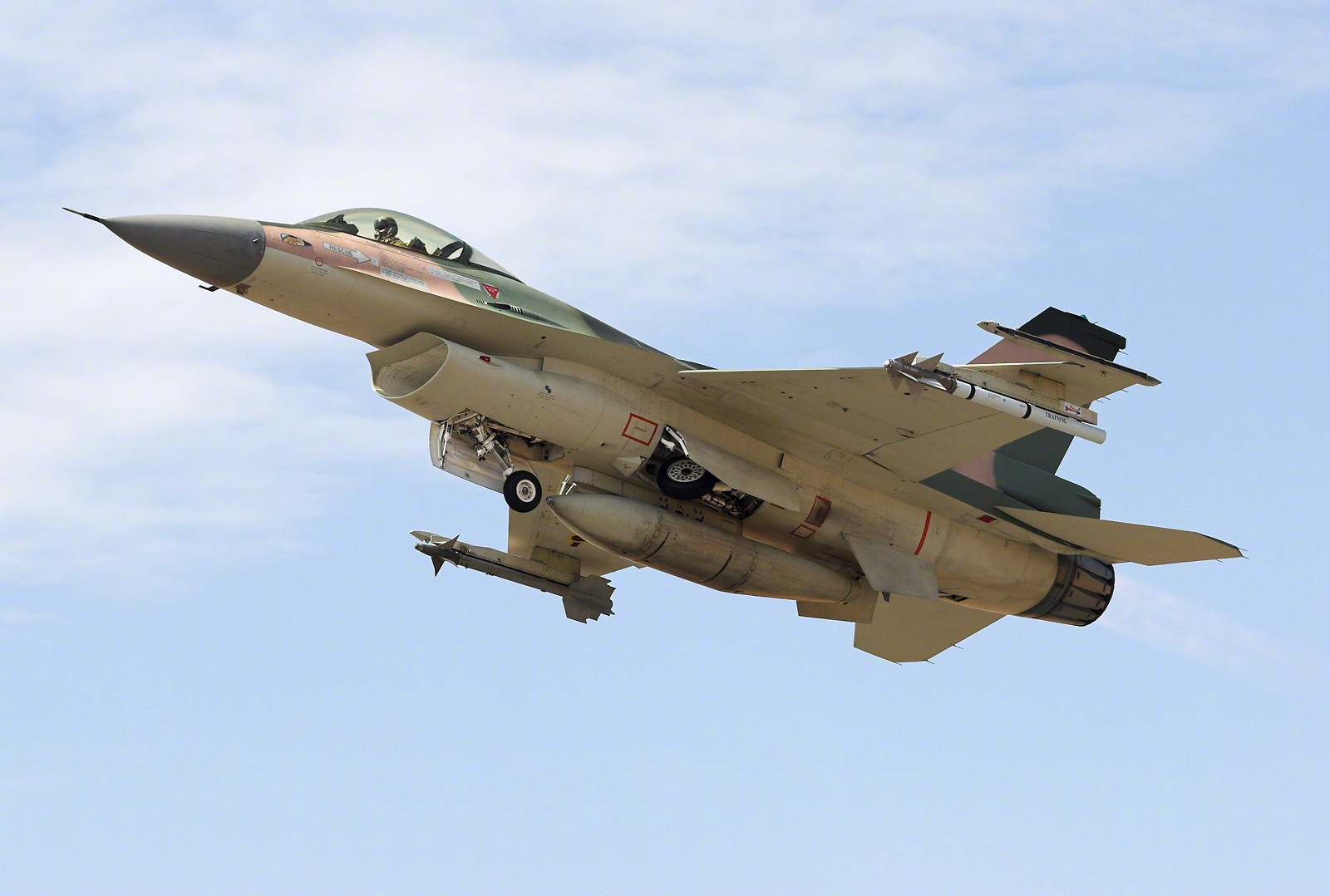 一个容易忽略的冷知识，正在面临美国入侵威胁的委内瑞拉，其空军是有F-16战斗机的