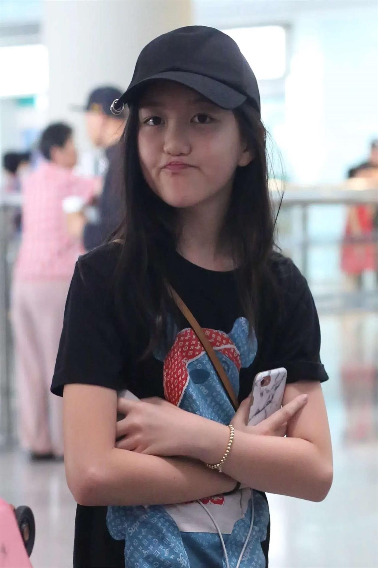 李嫣气质出圈！外表柔弱内心却是大女人近日街头偶遇李嫣的画面流出，镜头下的她