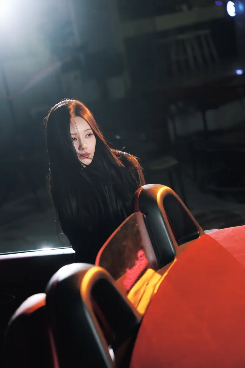 李一桐穿紧身高领毛衣长发飞扬倚跑车夜拍尽显冷艳酷飒