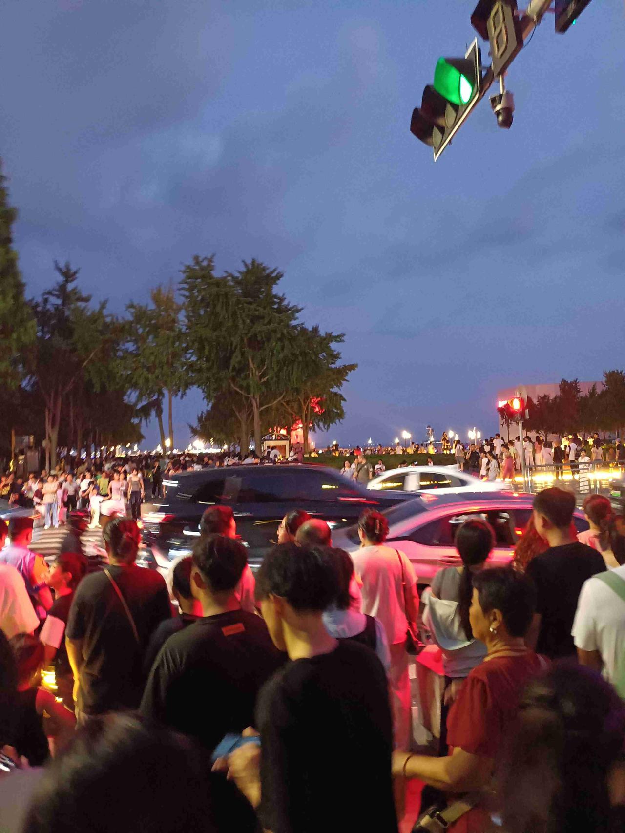 青岛从今天开始最高气温终于低于30度了。不知道是未来连绵的不断的雨，