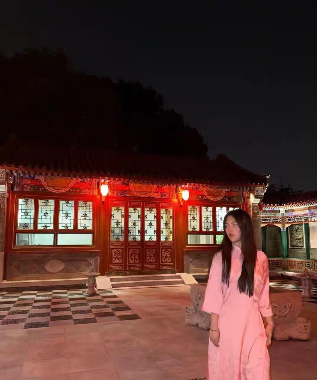王诗龄晒自家北京小院，大半夜穿旗袍拍照，面无表情上演中式恐怖