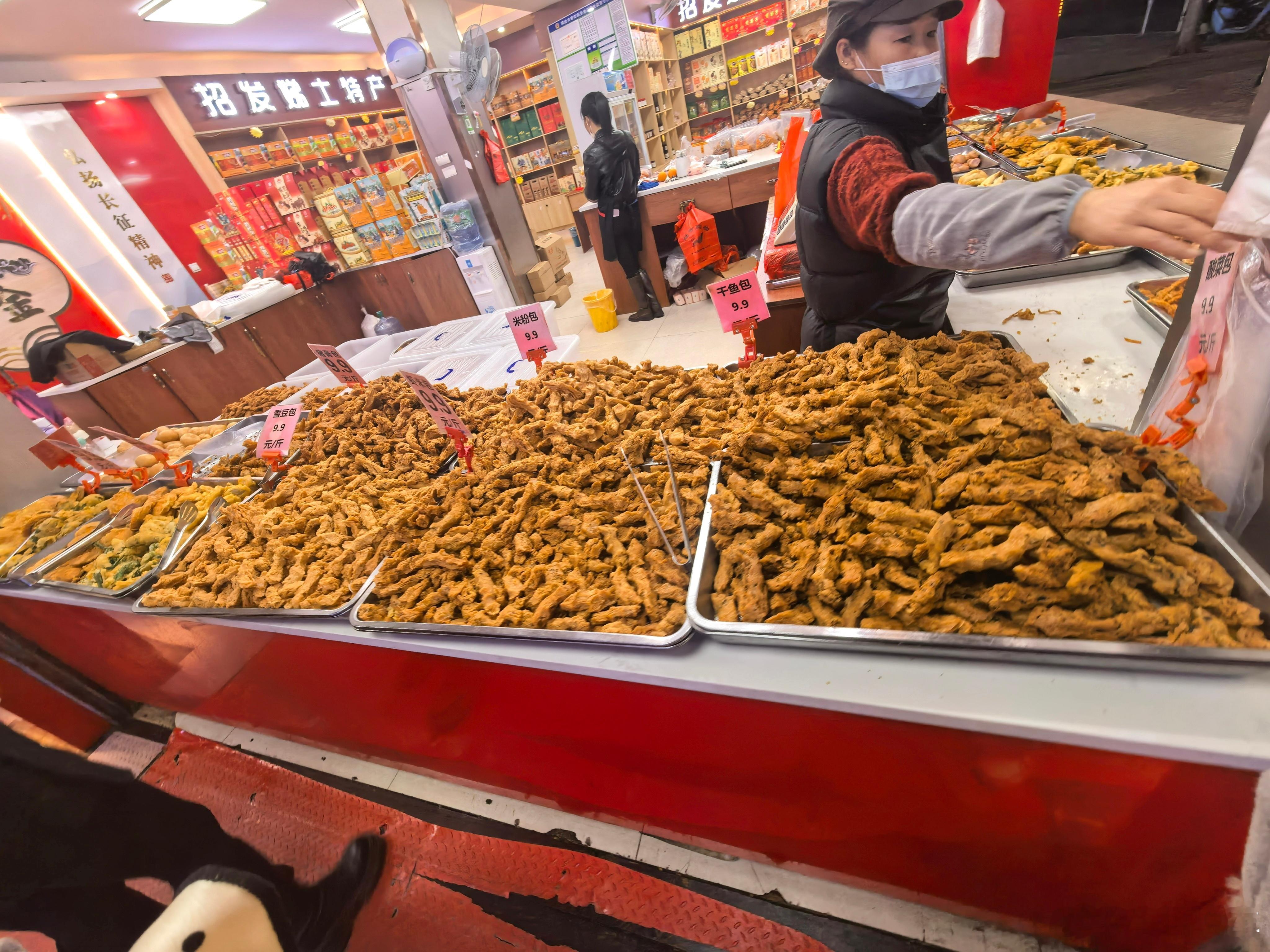 来瑞金这边买了点江西特产，刚拿到手闻着就香，和同事分了分，没一会儿袋子就空了