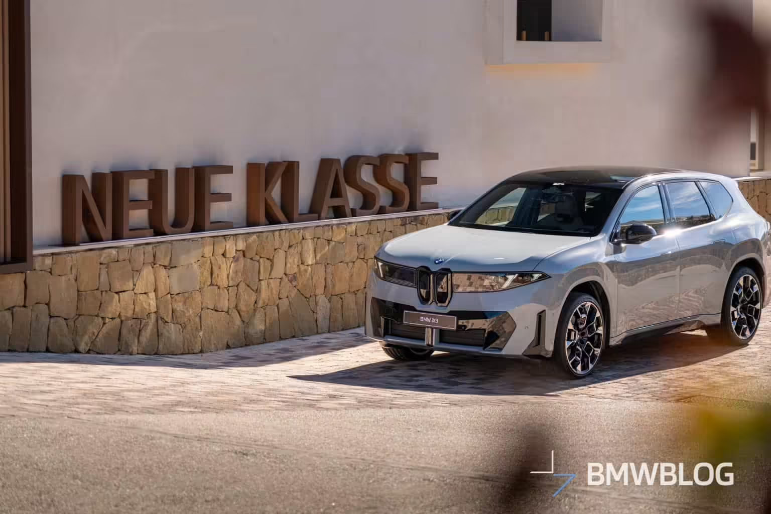 2026款宝马iX3M运动套装Pro版亮相宝马也是选择了强化品牌设计