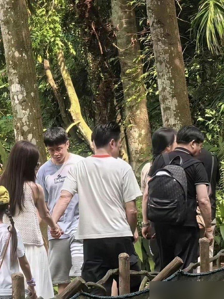 快六十的郭富城爬山，被拍到蹲地上给方媛系鞋带，全程十指没松开过。结婚九年，刚生完三胎，方媛38岁高龄