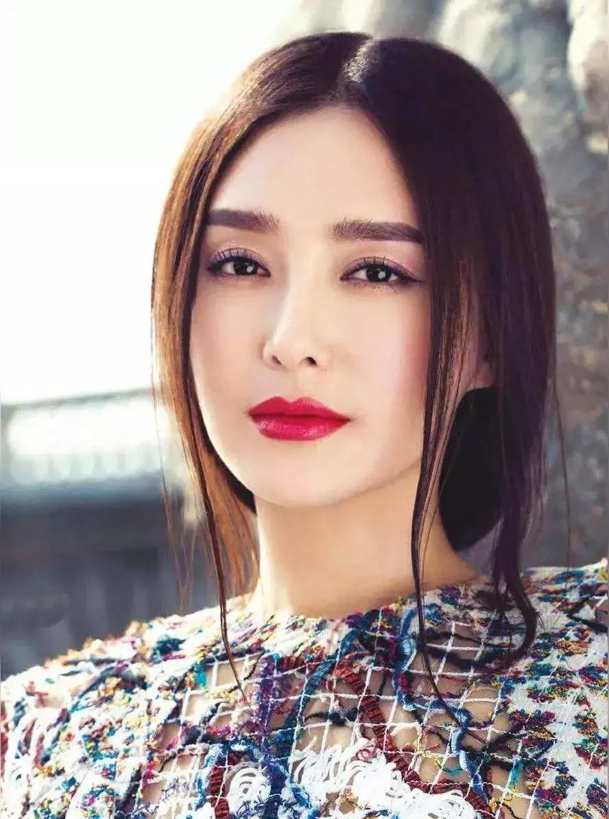 秦岚和蓝盈莹都很美，但是两个人是完全不同的美没有绝对谁更好看，路线差别清晰可见